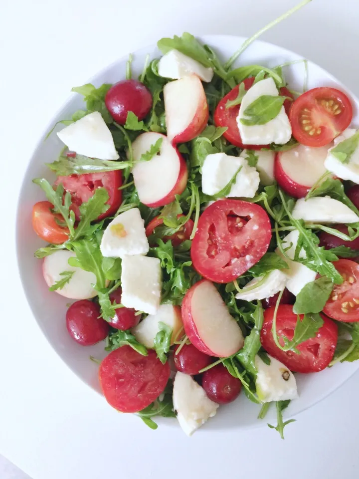 Red and white salad - donut peaches, grapes, tomatoes, mozzarella and arugula|12Dragonさん