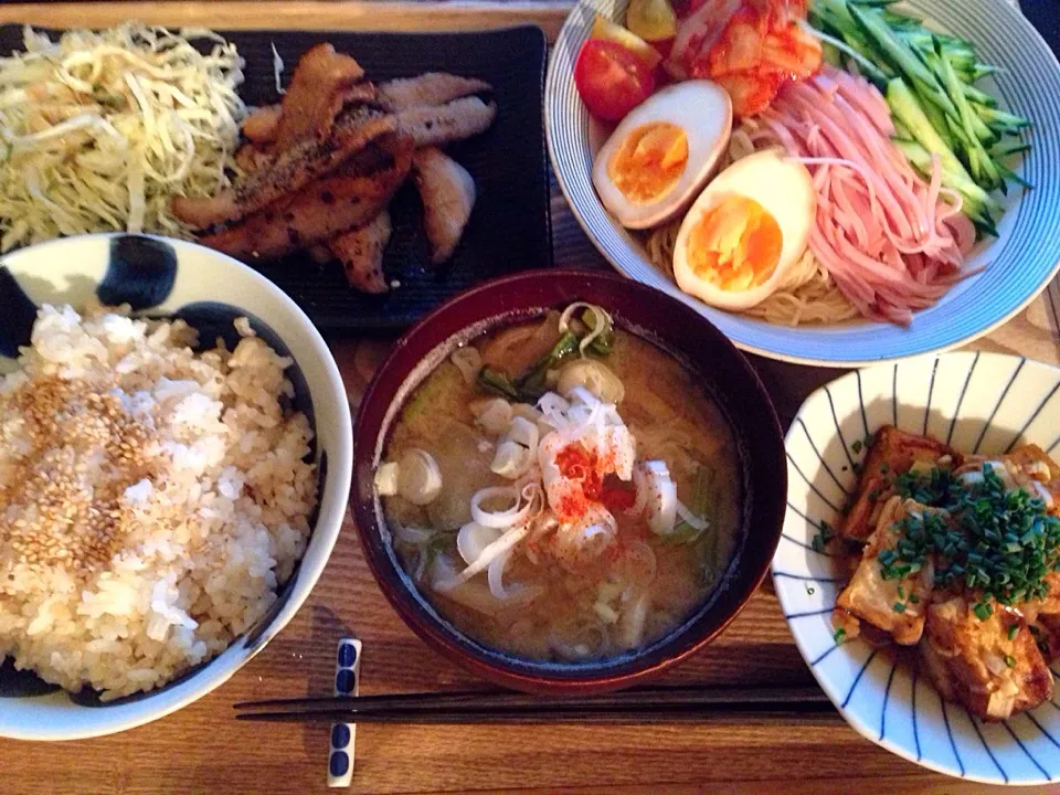 豚トロ焼き、冷やし中華風サラダ、厚揚げのステーキ、カブのお味噌汁|ayumiさん