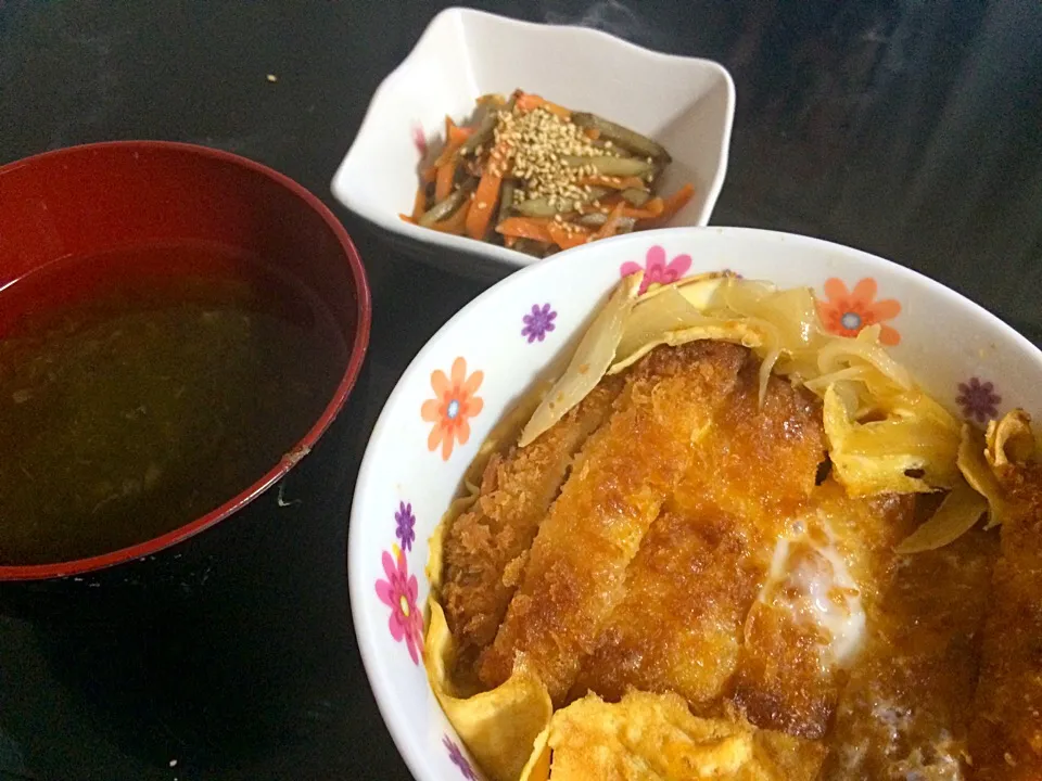 Snapdishの料理写真:カツ丼   ｷﾝﾋﾟﾗ   とろろ昆布スープ|maakさん