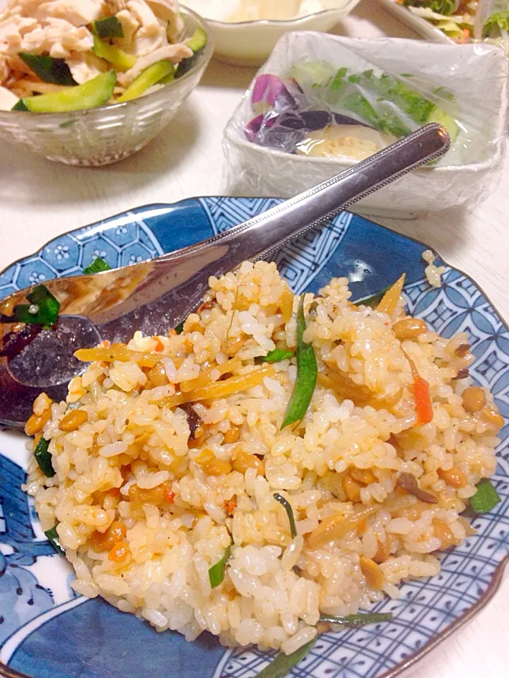 ニラ納豆ビビンパチャーハン、蒸し鶏のサラダ、浅漬け、エビの生春巻き|あやにん食堂さん