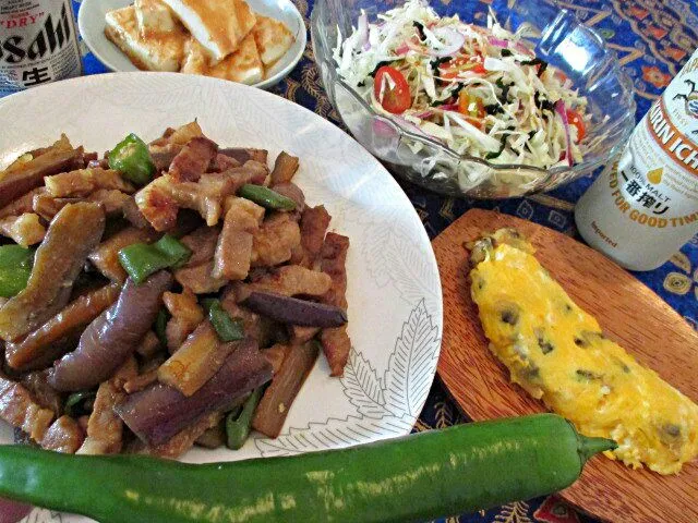 巨大な青唐辛子と茄子のカットポークステーキ😆あさりオムレツ、水切り味噌漬け豆腐などから～|ふかرさん