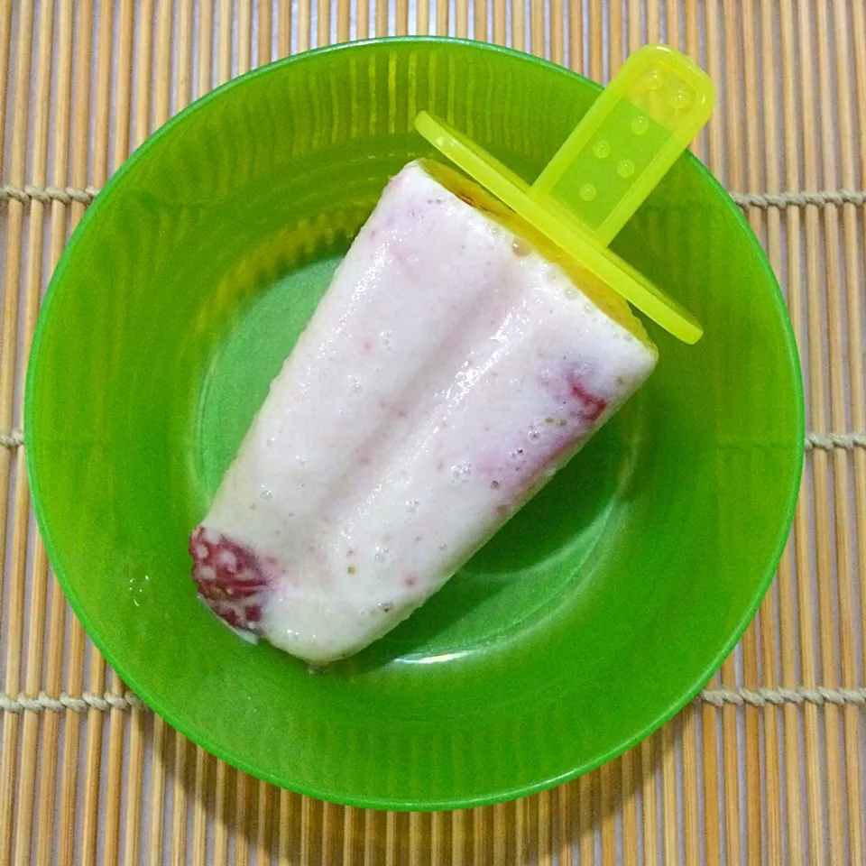 Strawberry banana yogurt popsicle|Trish Wongさん