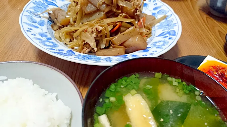 ・牛蒡蒟蒻豚肉の甘辛炒め
・冷奴
・ワカメと揚げの味噌汁|ようかんさん