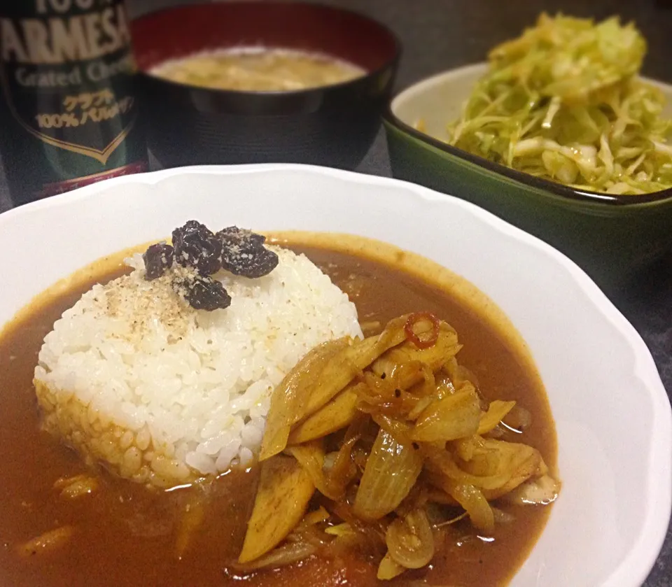 晩ごはん 玉ねぎとギョニソのカレー炒めカレー キャベツ千切り 豆乳卵スープ|ぽんたさん