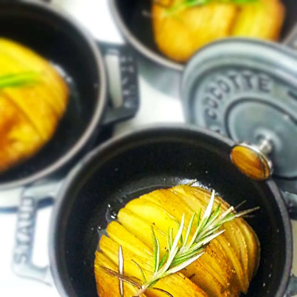 Snapdishの料理写真:オーブン要らずの簡単ハッセルバックポテト 
Hasselback Roast Potato|かおりんさん