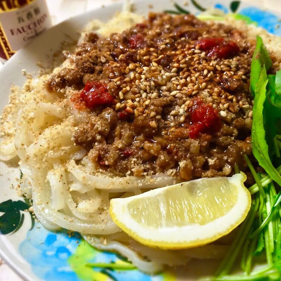 Snapdishの料理写真:甜麺醤で食べる納豆 〜五香粉香るジャージャー麺 ♪|angiee♡さん