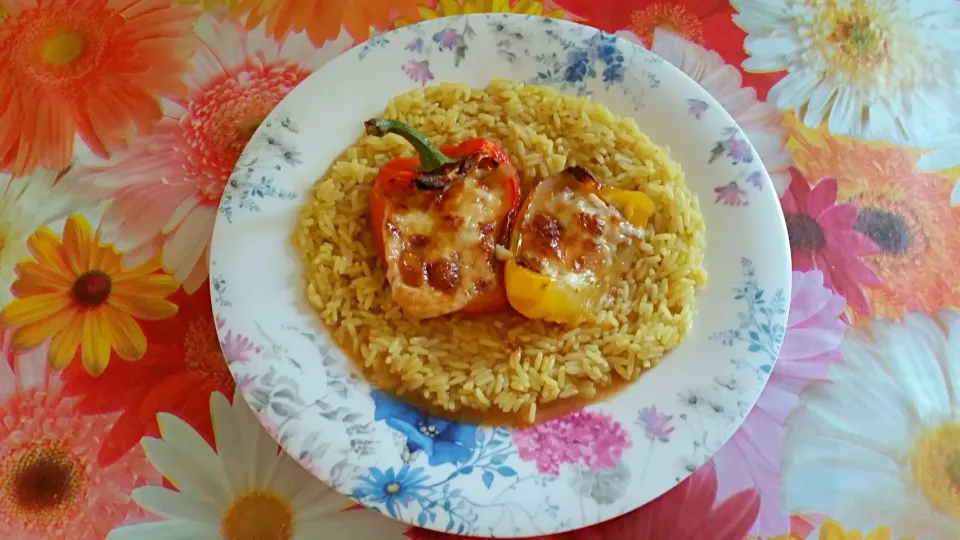 Snapdishの料理写真:stuffed peppers with beef, overbaked with mozzarella and curry rice|Najeskaさん