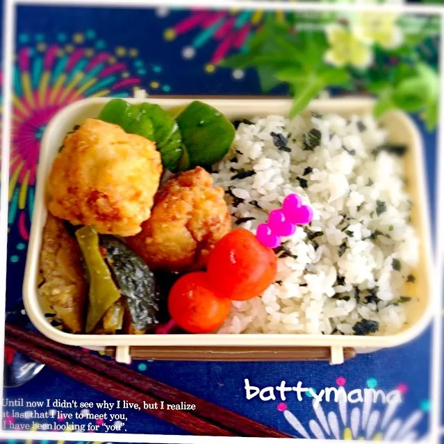 Snapdishの料理写真:わかめご飯&唐揚げ弁当〜夏野菜の揚げ浸しも入ってる♡battymamaの節約しても美味しいお弁当♡|ばってぃーまま＠♪さん