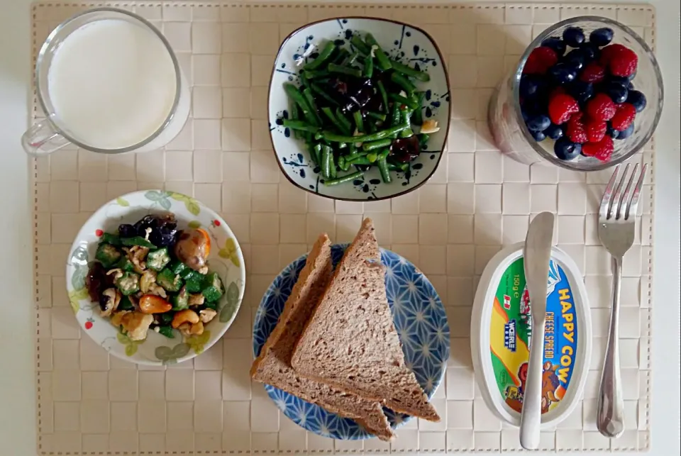 Snapdishの料理写真:Breakfast: toast, cream cheese, fried vegetables, fruit cup(blueberry, raspberry, pear), milk.|Liciaさん