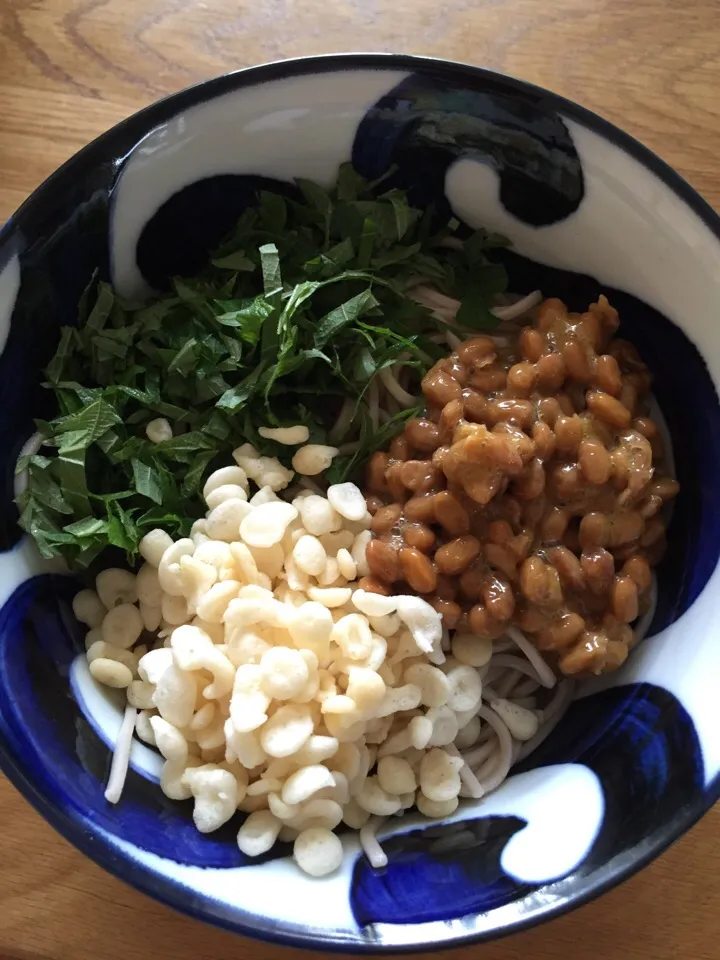 今日の朝蕎麦。大葉・納豆・揚げ玉。息子も大喜びで食べてた^_^ #朝蕎麦 #soba|MORiさん