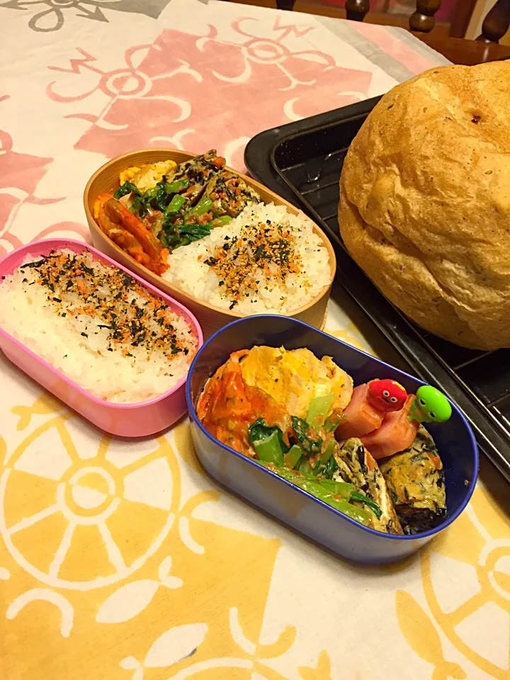 Snapdishの料理写真:今日の2人お弁当と朝焼きゴールデンレーズンの🍞d(>_･ )ｸﾞｯ!|さくたえさん