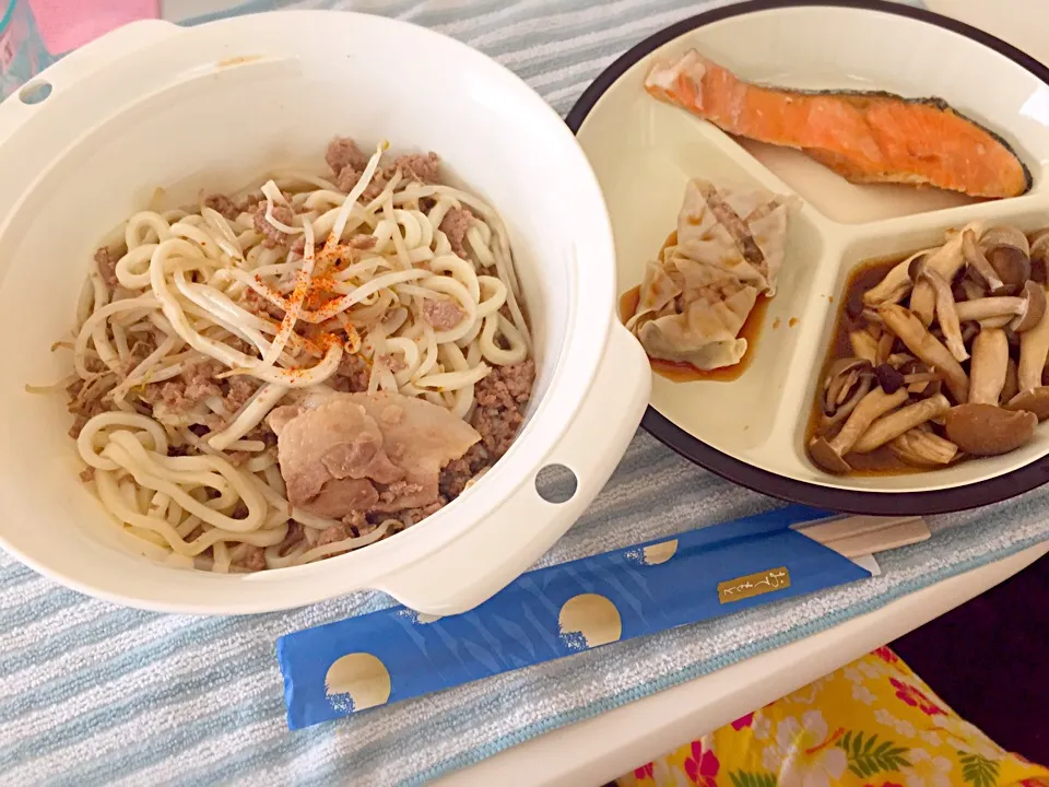 ミンチ肉ともやしのうどん♪シャケとしめじバター炒め|えりりんさん