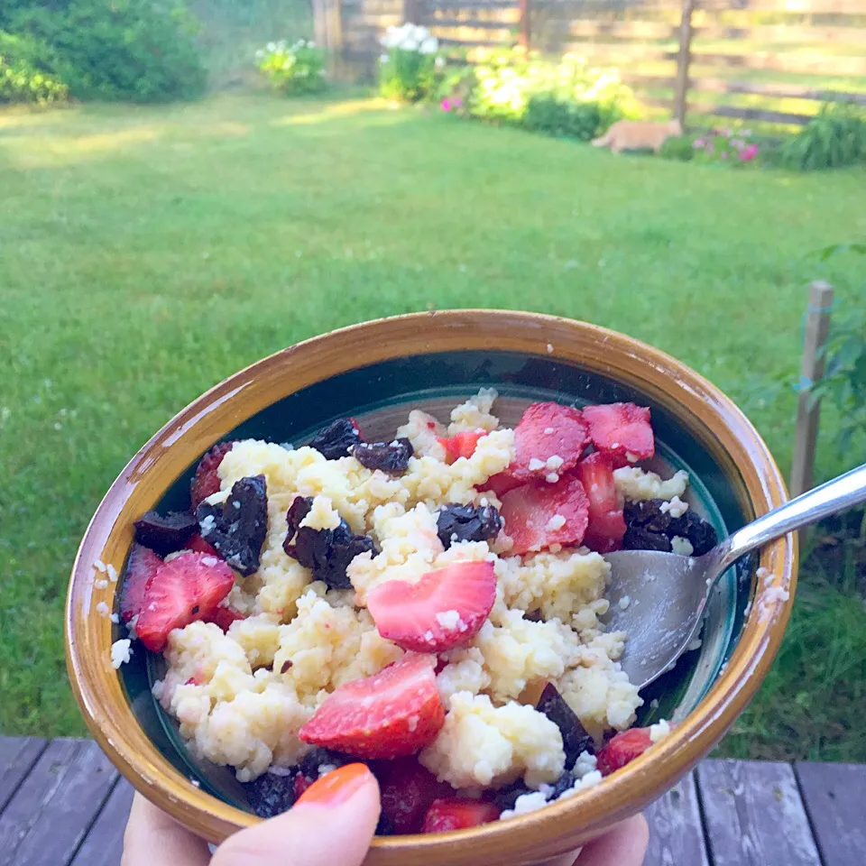 Porridge with strawberries|Laima Zemeleさん