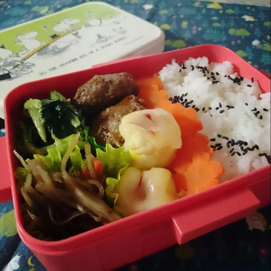 お弁当
ごまごはん、お花にんじん、蓮根ミートボール、ポテトとコーンのまるまる、ほうれん草の和え物、金平ごぼう|さっちんさん