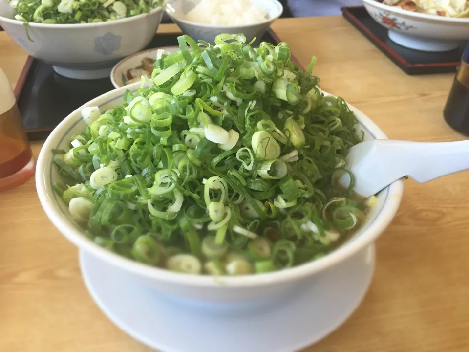 Snapdishの料理写真:鹿児島県出水市のぶんちゃんラーメンのもやしラーメン！中のもやしは見えないほどネギ盛りしてあります。|ひろゆきさん