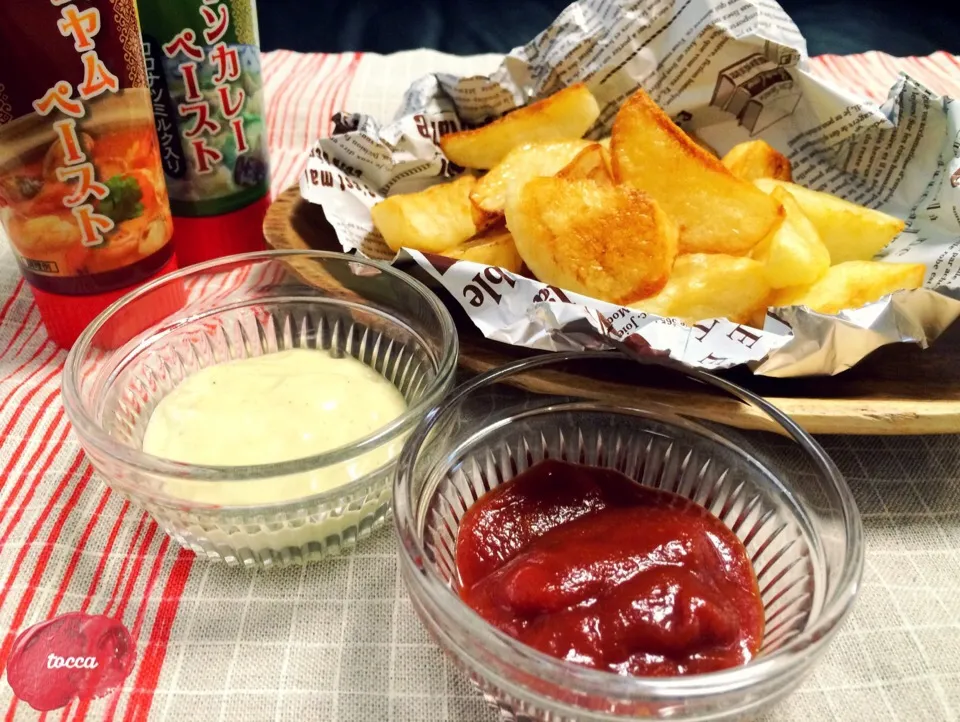 Snapdishの料理写真:sakurakoちゃんの♡ポテトフライにトムヤムケチャップとグリーンカレーマヨのディップ🍟ウマ〜○′3｀)bﾟ+ﾟ✨|toccaさん