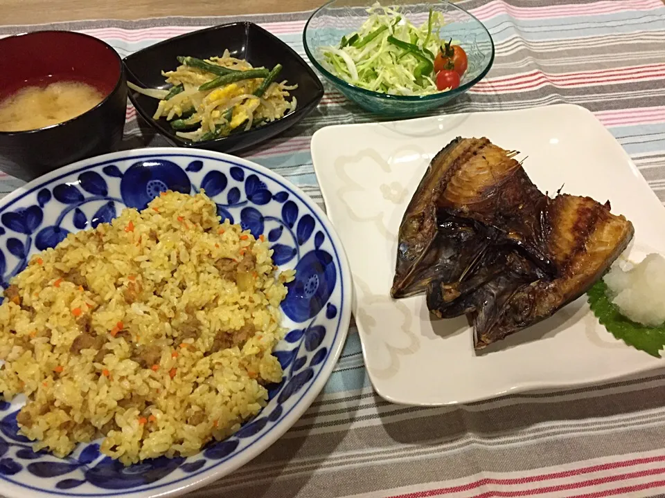 ドライカレー風炒飯・サバの開き・モヤシと自家製インゲンの塩コショウ卵炒め・キャベツとピーマンサラダ・しめじキャベツ味噌汁|まーままさん