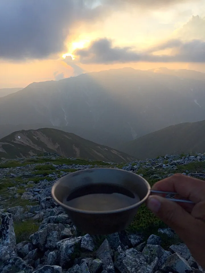 北アルプスのど真ん中で、１人ウイスキーで乾杯✨|ラー山さん