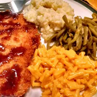 Fried pork cutlets, garlic mashed potatoes, green beans, and mac n' cheese|Jessicaさん