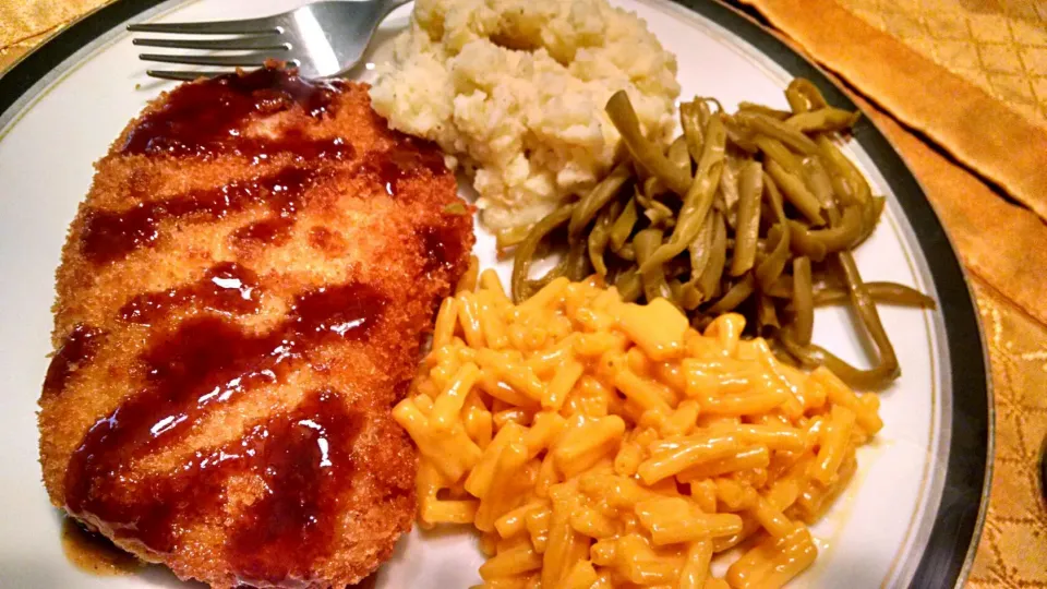 Fried pork cutlets, garlic mashed potatoes, green beans, and mac n' cheese|Jessicaさん