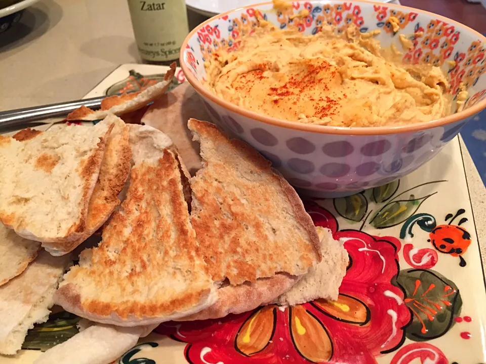 smoked paprika hummus and pita|Matthew Cashenさん