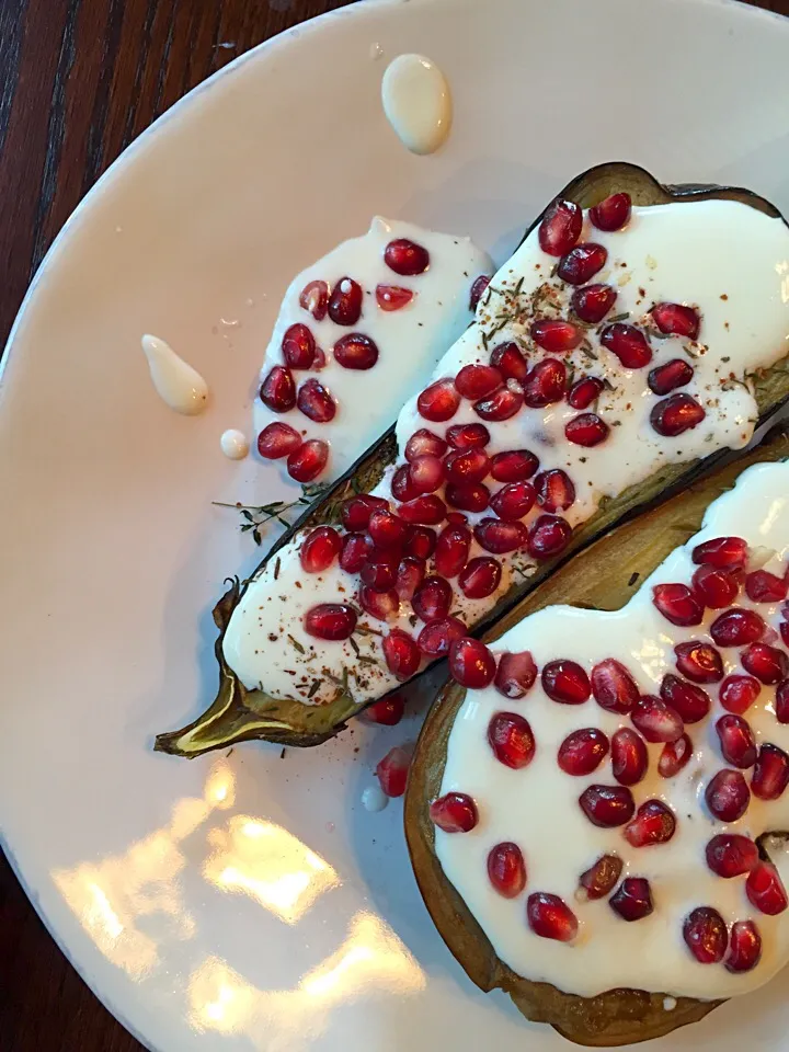 eggplant with buttermilk sauce and pomegranite seeds|Matthew Cashenさん