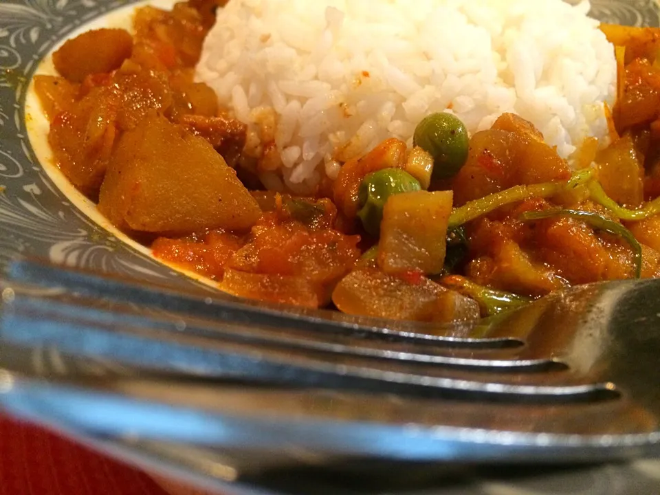 Rice with sautéed veggies (potato, sweet peppers, peas, onion, garlic, ginger), pineapple with curry powder|Sriram Raghuramさん