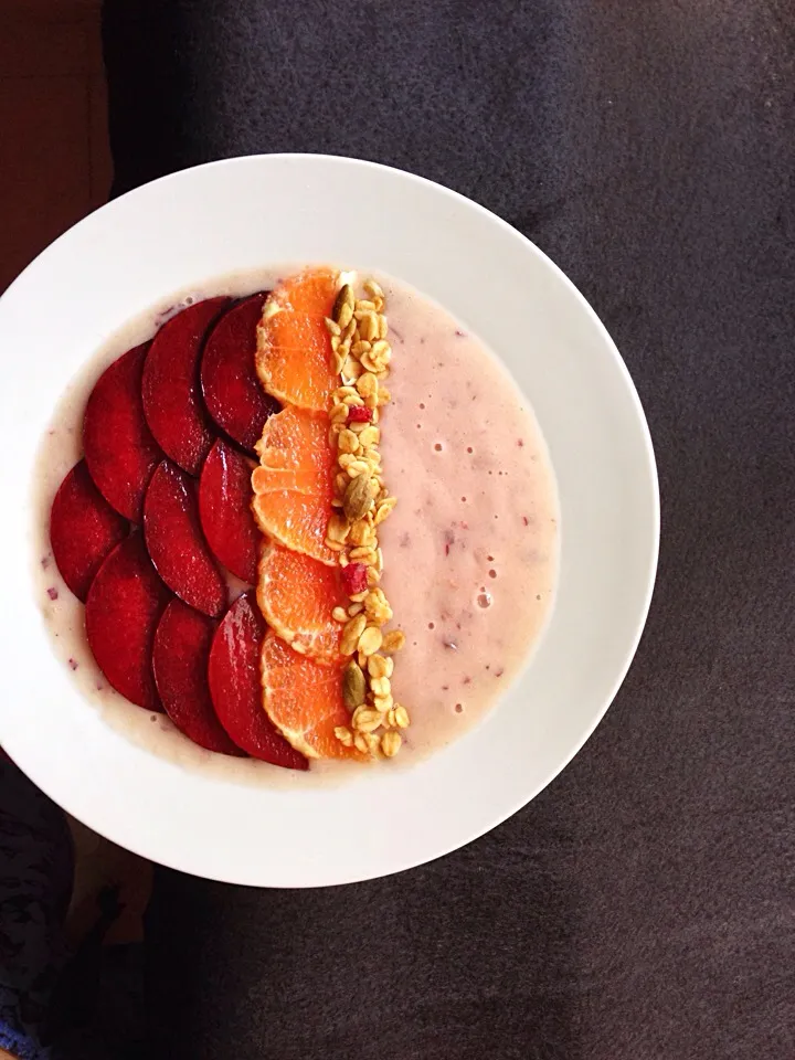 Snapdishの料理写真:Peach smoothie bowl with plums, oranges & granola|coxiella24さん