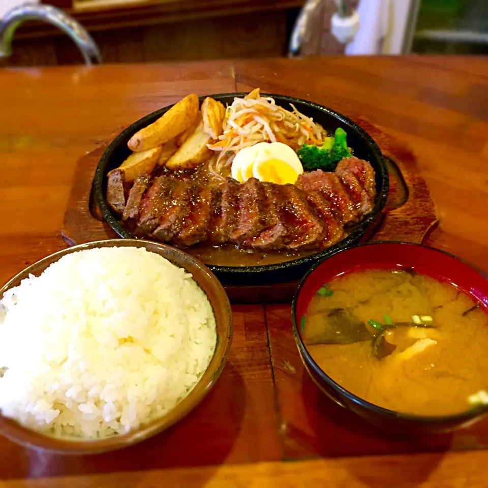 今年も食べれた😋カイザーの鹿ステーキ🍖|ラー山さん