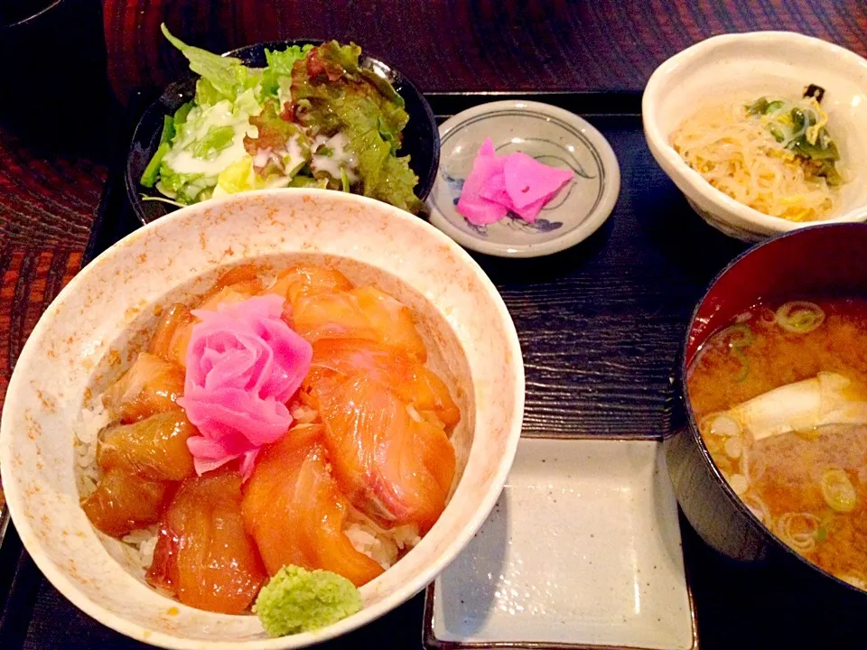 日替わり三色漬け丼700円也|秋山知隆さん