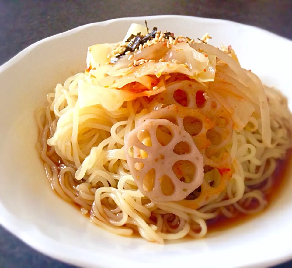 単身赴任の昼ごはん  ぴり辛野菜の冷やし中華|ぽんたさん