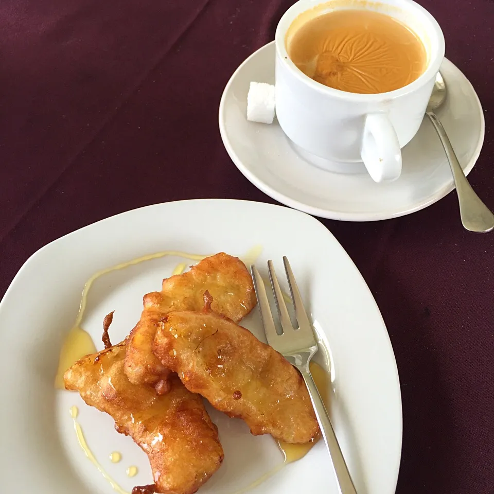 banana fritter, chai(milk tea)|maixx ใหม่さん