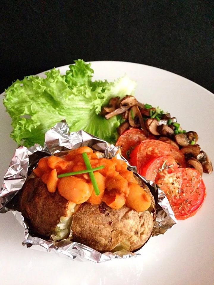 Home made chorizo baked beans on baked potato, grilled tomato & mushrooms|coxiella24さん