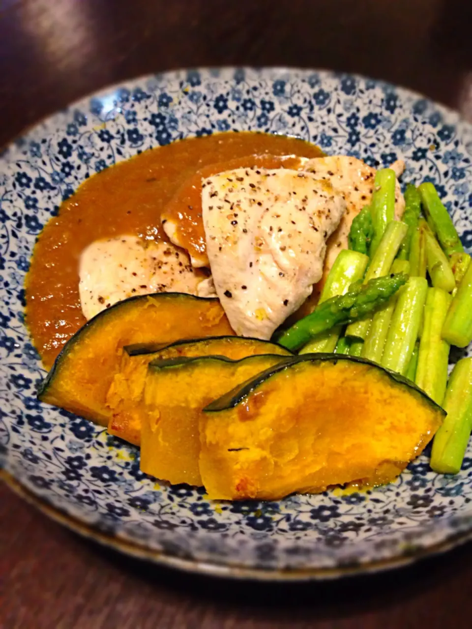 Snapdishの料理写真:ダイエットメニュー♪鶏胸肉と野菜のソテーにカレーソースでご飯は抜きー(*σ´Д｀*)|miiiーna"さん