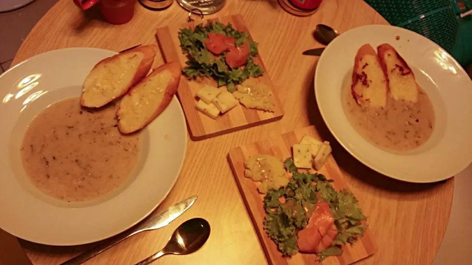 #Western European cuisine #homecook #HH #healthy #yumm #mushroom soup #cheese #smoke salmon #Salad #Dinner|Helen Wongさん