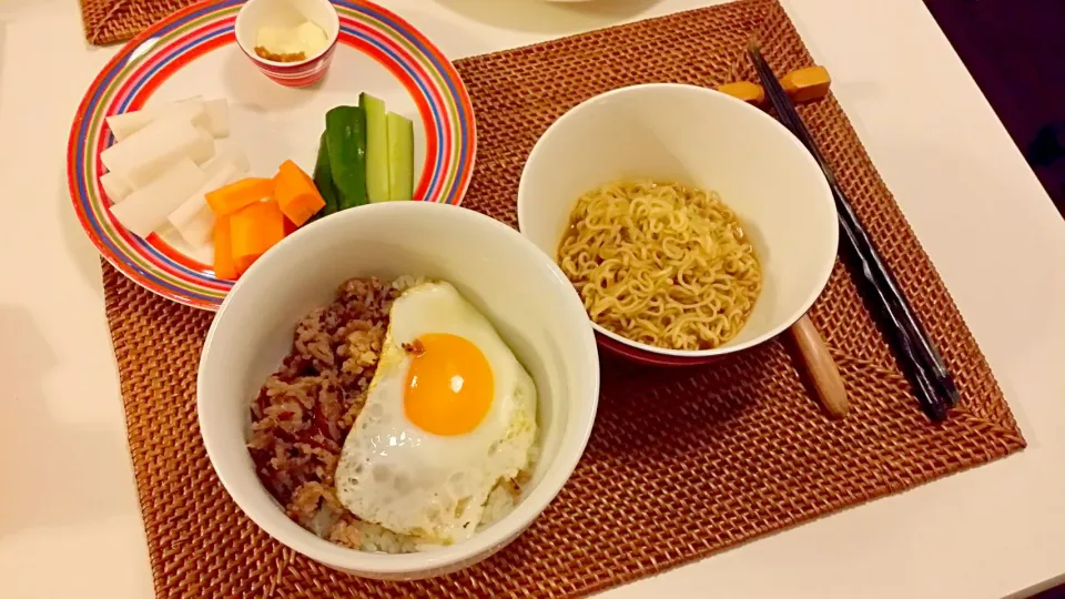 Snapdishの料理写真:今日の夕食 ガパオライス、スリランカで購入したインスタントヌードル、野菜スティック|pinknari🐰🌈さん