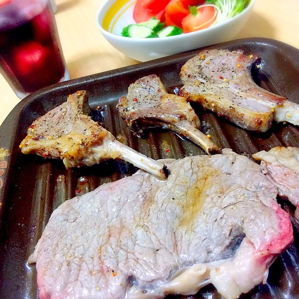 今日は肉パ！🍖 オージー・ビーフのサーロインステーキとニュージーランド産骨付きラム！|たまこっこさん