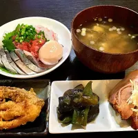 Snapdishの料理写真:⭐️海鮮丼 
⭐️豆腐とじゅんさいの味噌汁 
⭐️イカゲソのフライ
⭐️茄子とピーマンの味噌炒め
⭐️焼豚