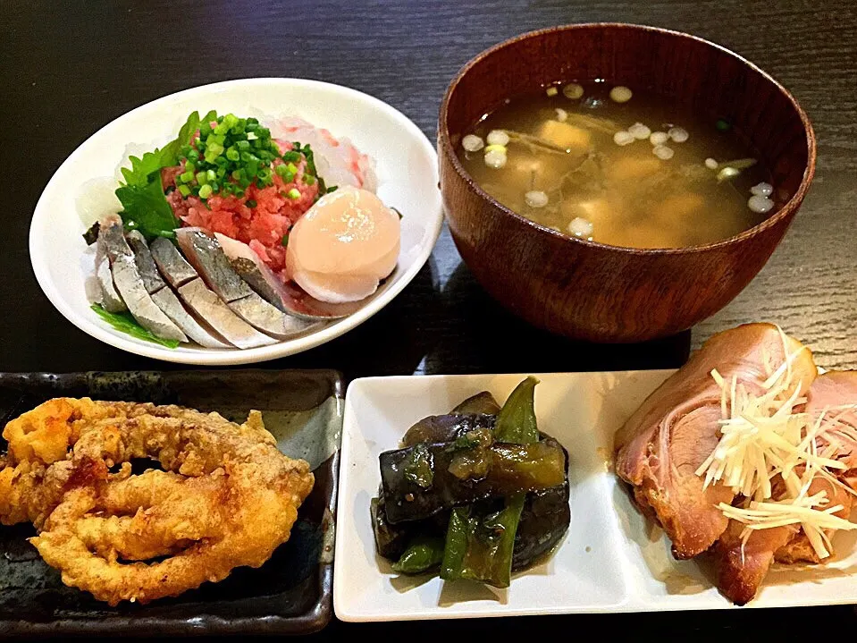 Snapdishの料理写真:⭐️海鮮丼 
⭐️豆腐とじゅんさいの味噌汁 
⭐️イカゲソのフライ
⭐️茄子とピーマンの味噌炒め
⭐️焼豚|よっちぃさん