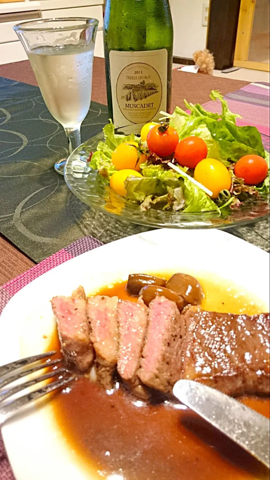 ビフテキ🍖とサラダ🍴で❗ワインはキンキンに冷やしたミュスカデ🍷＼(^^)／|ナムナムさん