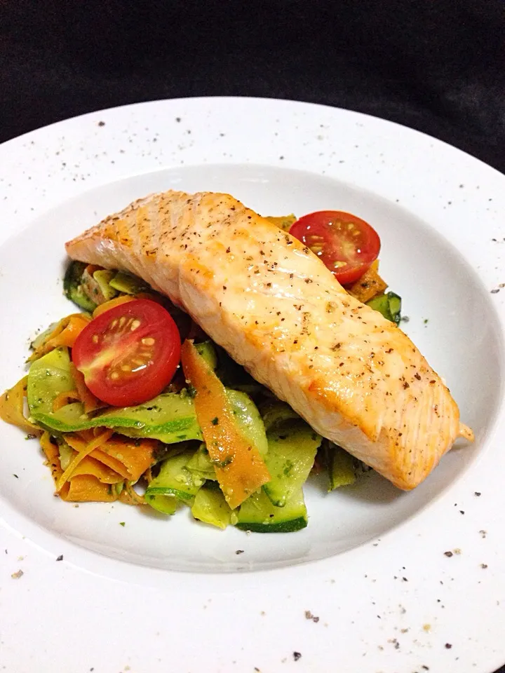 Grilled salmon with pesto zucchini-carrot 'pasta'|coxiella24さん