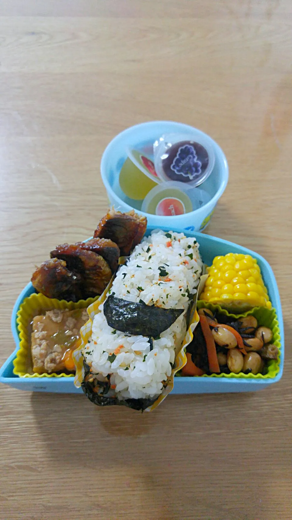 ☆小１＊夏休み☆鮭若芽お握り＊とうもろこし＊鰯の蒲焼き＊厚揚げｿﾎﾞﾛ野菜餡掛け＊ひじき煮＊ｾﾞﾘｰ|ｼｮｺﾗさん