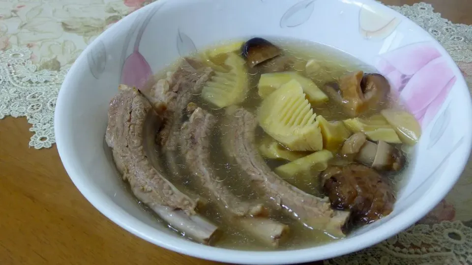 Snapdishの料理写真:春笋排骨汤。。。pork ribs with spring bamboo shoot.|steven z.y.さん