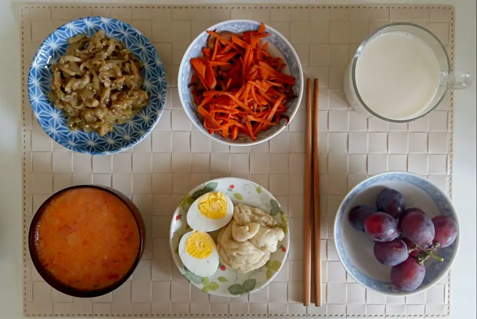 Breakfast: fried vegetables, cream soup(tomato and potato), boiled eggs, steamed twisted roll, fruit, milk.|Liciaさん