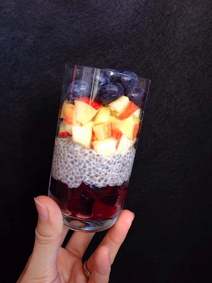 Chia pudding parfait with plums, apples and blueberries|coxiella24さん