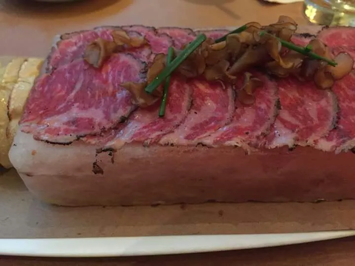 wagyu sashimi on salt brick|CHUENCHAIさん