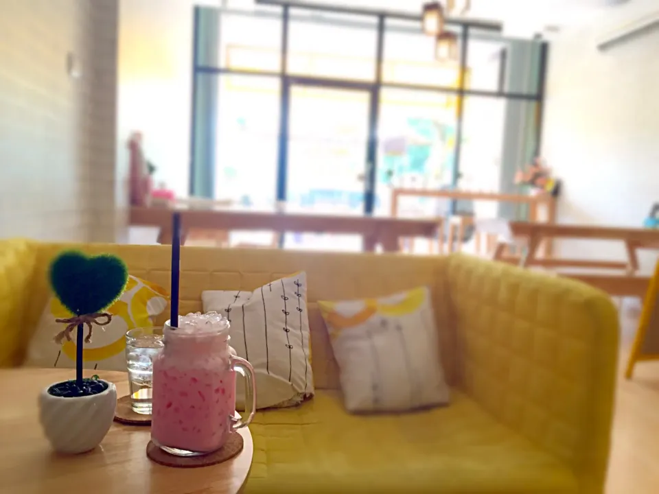 Snapdishの料理写真:Pink milk in the yellow cafe|Kim Pakinyさん