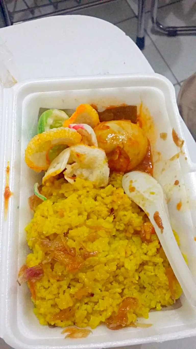 nasi kuning lauk telor sambal😄😘|emiliaさん