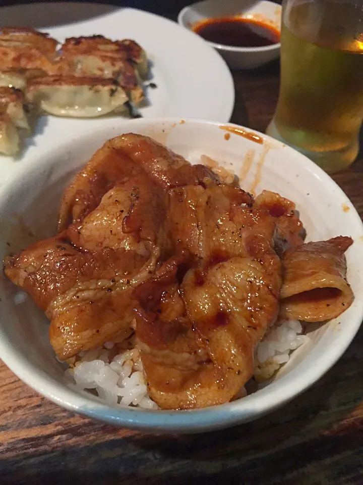 豚丼と餃子！！お酒がすすみます🍻|えりちゃんさん