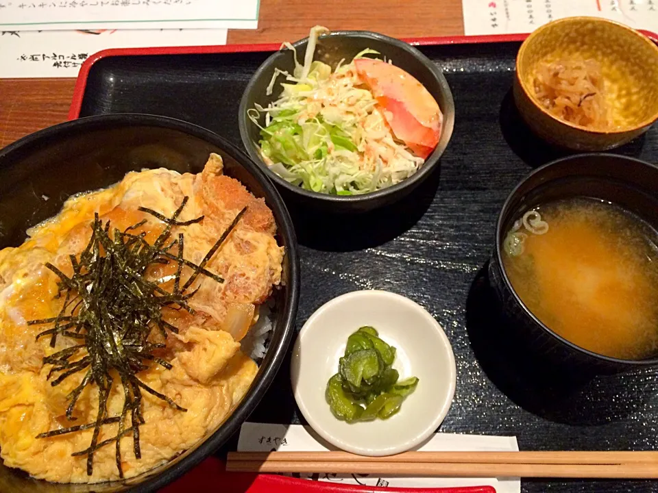 肉いせやのロースカツ丼(日替わり)700円|ふなふなさん